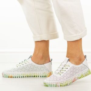 Zielone ażurowe skórzane półbuty damskie Cambell 40338. Białe półbuty Cambell, na jesień, w ażurowe wzory, z jeansu, z okrągłym noskiem, bez obcasa, na płaskiej podeszwie, bez zapięcia. Za 219,00 zł.