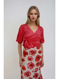Monki Bluzka w kolorze czerwonym rozmiar: XL. Czerwone bluzki Monki, xl, bez wzorów, bez kołnierzyka, bez ramiączek. Za 39,99 zł.