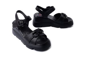 ARTIKER RELAKS 56C2187 czarny, sandały damskie. Czarne sandały Artiker Relaks, z aplikacjami, bez obcasa, na koturnie, bez zapięcia. Za 167,93 zł.