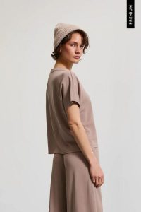 Czapka z dodatkiem wełny beżowa. Brązowe czapki MOODO, bez wzorów, z elastanu. Za 59,99 zł.