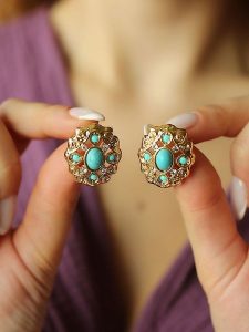 Pierres de Jade Pozłacane kolczyki-wkrętki z turkusami i cyrkoniami rozmiar: onesize. Niebieskie kolczyki Pierres de Jade, z cyrkonią, pozłacane. Za 39,99 zł.