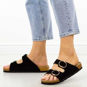 Czarne skórzane klapki damskie Filippo Dk7061/26. Czarne klapki Filippo, bez wzorów, ze skóry, bez obcasa, na płaskiej podeszwie. Za 159,00 zł.