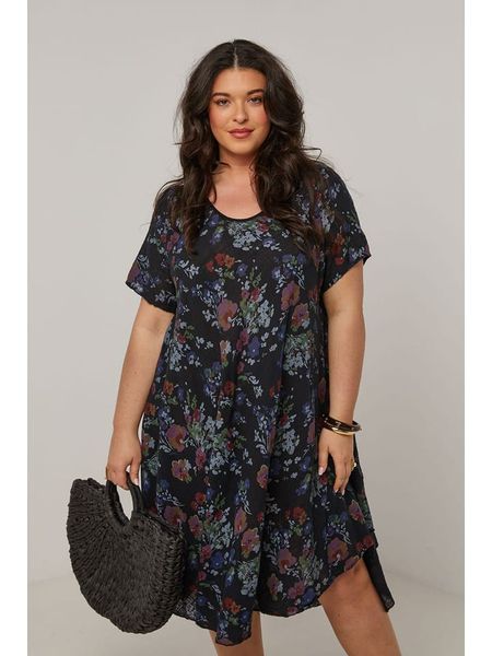 Curvy Lady Sukienka w kolorze czarnym rozmiar: 40/42. Czarne sukienki Curvy Lady, bez wzorów, klasyczne, bez kołnierzyka, bez ramiączek, midi. Za 118,45 zł.