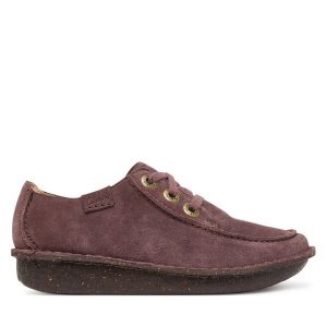 Półbuty Clarks. Fioletowe półbuty Clarks, bez wzorów, bez obcasa, na płaskiej podeszwie, bez zapięcia. Za 439,99 zł.