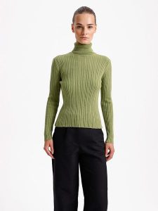 BGN Sweter w kolorze zielonym rozmiar: 38. Zielone golfy BGN, bez wzorów, z wełny. Za 88,02 zł.