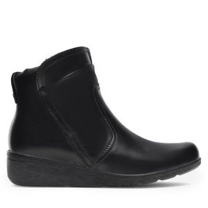 Botki Go Soft. Czarne botki Go Soft, bez wzorów, bez obcasa, na płaskiej podeszwie, bez zapięcia. Za 249,99 zł.