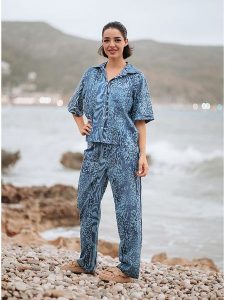 Isla Bonita by SIGRIS Koszula w kolorze granatowo-błękitnym rozmiar: XL. Niebieskie koszule Isla Bonita by SIGRIS, xl, bez wzorów, z bawełny, bez kołnierzyka, bez ramiączek. Za 105,38 zł.