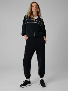 4F Spodnie dresowe joggery z modalem damskie - czarne L. Czarne spodnie dresowe 4f, l, bez wzorów, z dresówki. Za 189,99 zł.
