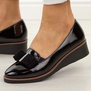 Czarne lakierowane półbuty damskie na koturnie Vinceza 58630. Czarne czółenka VINCEZA, na jesień, z aplikacjami, z lakierowanej skóry, bez obcasa, na koturnie, bez zapięcia. Za 169,00 zł.