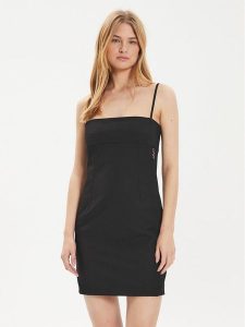 Hugo Sukienka codzienna Kumala 50510442 Czarny Regular Fit. Czarne kombinezony Hugo, na co dzień, bez wzorów, z syntetyku, bez kołnierzyka, bez ramiączek, proste. Za 619,99 zł.