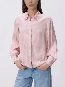 Koszula z ozdobnym detalem - pastelowy róż. Czerwone koszule Reserved, l, bez wzorów, z wiskozy, bez kołnierzyka, bez ramiączek. Za 129,99 zł.