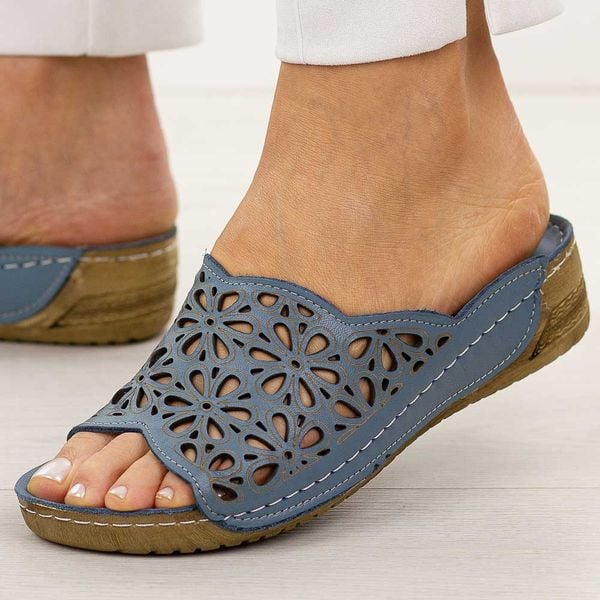 Niebieskie ażurowe skórzane klapki damskie T.Sokolski L225. Niebieskie klapki Sokolski, w ażurowe wzory, z materiału, bez obcasa, na koturnie. Za 249,00 zł.