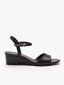 Czarne sandały na koturnie. Czarne sandały Ryłko, bez wzorów, ze skóry, z okrągłym noskiem, bez obcasa, na koturnie, bez zapięcia. Za 379,99 zł.