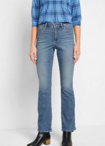 Jeansy o kroju bootcut ze średnim stanem, z bawełny organicznej. Niebieskie jeansy bonprix, bez wzorów, z bawełny. Za 149,99 zł.