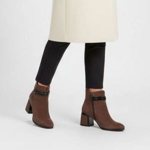 Botki damskie S. Barski, na obcasie zamszowe z futerkiem wewnątrz, brązowe, CR52-650. Brązowe botki S.BARSKI, na zimę, bez wzorów, z lakierowanej skóry, bez obcasa, na obcasie, bez zapięcia. Za 314,99 zł.