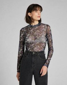 LEE PRINTED TEE DAMSKA BLUZKA Z DŁUGIM RĘKAWEM W KWIATKI BLACK L42ERA01 112140076. Czarne bluzki Lee, l, bez wzorów, bez kołnierzyka, bez ramiączek. Za 89,99 zł.