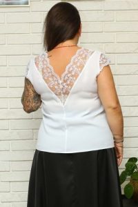 Bluzka elegancka z ozdobną koronką ADELINA biała. Białe bluzki KARKO, plus size, bez wzorów, z jeansu, eleganckie, bez kołnierzyka, plus size, bez ramiączek. Za 79,50 zł.