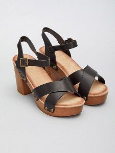 Bellucci Sandały w kolorze czarnym rozmiar: 40. Czarne sandały Bellucci, bez wzorów, z otwartym noskiem, bez obcasa, na koturnie, bez zapięcia. Za 140,53 zł.