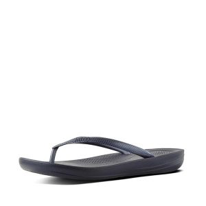 Klapki damskie FitFlop Iqushion Ergonomic TPU. Czarne klapki Flip Flop, bez wzorów, z materiału, bez obcasa. Za 148,90 zł.