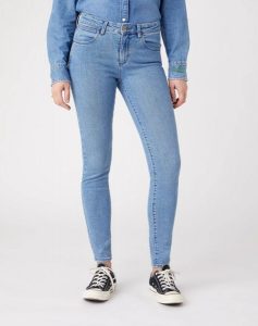 SPODNIE DAMSKIE WRANGLER SKINNY INDIGO SKY W28KKR29G 112128293. Niebieskie rurki Wrangler, z jeansu. Za 199,99 zł.