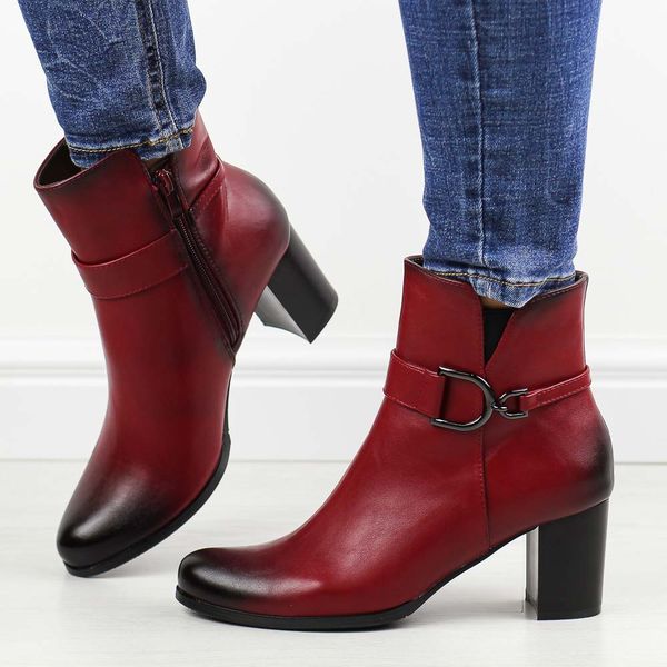 Czerwone zimowe botki damskie na słupku M.Daszyński Sa125-32. Czerwone botki M.Daszyński, na jesień, bez wzorów, z materiału, bez obcasa, na słupku, bez zapięcia. Za 209,00 zł.