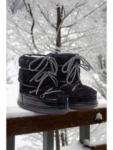 Trendyol Botki zimowe w kolorze czarnym rozmiar: 39. Czarne botki Trendyol, na zimę, bez wzorów, z materiału, bez obcasa, bez zapięcia. Za 217,53 zł.