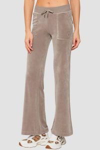 JUICY COUTURE Ciemno-beżowe spodnie dresowe damskie Layla Low Rise Pocket, Rozmiar XS. Brązowe spodnie dresowe Juicy Couture, s, bez wzorów, z dresówki. W wyprzedaży za 269,99 zł.