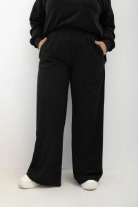 Oversizowe prążkowane czarne spodnie Good Day Ahead na gumce z kieszeniami Plus Size Oversize. Czarne spodnie dresowe Moda Size Plus Iwanek, l, bez wzorów, z dresówki. Za 199,90 zł.