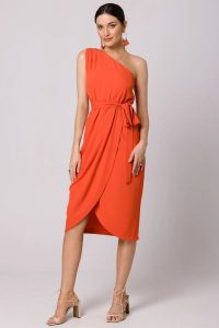 Koktajlowa sukienka asymetryczna na jedno ramię koralowa. Pomarańczowe sukienki Sukienki.shop, na imprezę, na lato, s, bez wzorów, z asymetrycznym kołnierzem, bez ramiączek, asymetryczne. Za 279,00 zł.