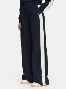 Guess Spodnie dresowe V6YB26 K5139 Granatowy Relaxed Fit. Niebieskie spodnie dresowe Guess, xxs, z aplikacjami, z bawełny. Za 434,99 zł.