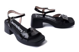 WONDERS D-1021 negro, sandały damskie. Czarne sandały Wonders, bez wzorów, bez obcasa, bez zapięcia. Za 463,92 zł.