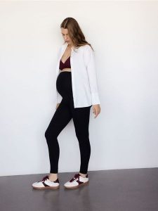 Bawełniane legginsy z wysokim stanem - czarny. Czarne legginsy Reserved, bez wzorów, z bawełny, z podwyższonym stanem. Za 89,99 zł.