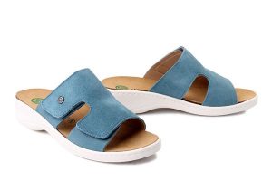 DR. BRINKMANN 700865-51 mittelblau, klapki damskie. Niebieskie klapki Dr. Brinkmann, bez wzorów, ze skóry, bez obcasa. Za 309,90 zł.