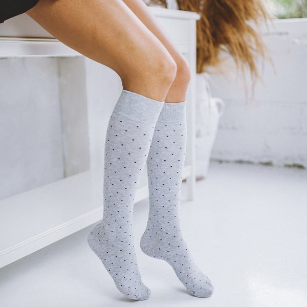 Szare podkolanówki damskie 203 kropeczki. Szare skarpetki Milena, bez wzorów, z bawełny. Za 18,90 zł.