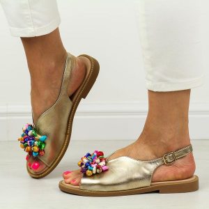 Złote płaskie sandały damskie Filippo Ds6230/26. Żółte sandały Filippo, z aplikacjami, ze skóry, bez obcasa, na płaskiej podeszwie, bez zapięcia. Za 159,00 zł.