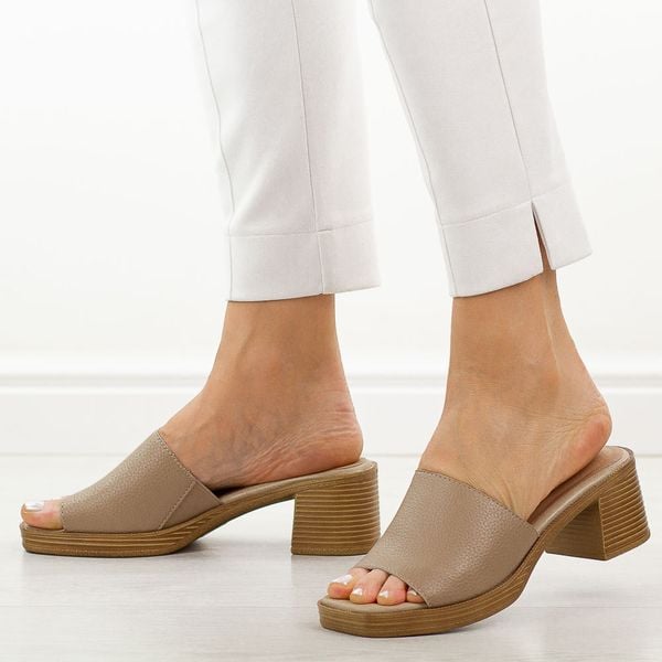 Beżowe skórzane klapki damskie na obcasie M.Daszyński 2598-4. Brązowe klapki M.Daszyński, bez wzorów, z materiału, bez obcasa, na obcasie. Za 179,00 zł.