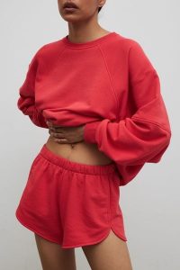 Szorty z dzianiny dresowej w kolorze HIBISCUS RED - HOMEY-XS. Czerwone szorty Marsala, bez wzorów, z bawełny, casualowe. W wyprzedaży za 160,93 zł.