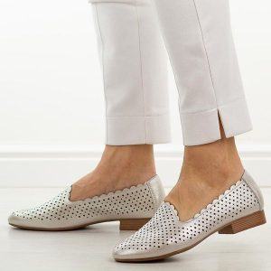 Srebrne skórzane półbuty damskie M.Daszyński Ol50-2. Szare półbuty M.Daszyński, na lato, w ażurowe wzory, ze skóry, z okrągłym noskiem, bez obcasa, na płaskiej podeszwie, bez zapięcia. Za 219,00 zł.