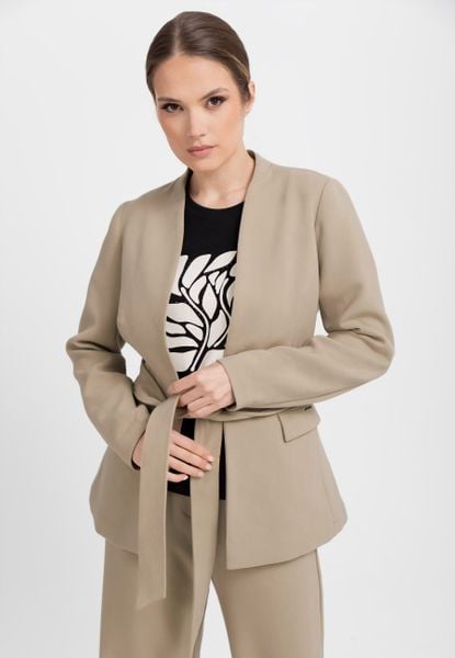 Beżowy żakiet JB-MIRELLA. Brązowe marynarki i żakiety Volcano, uniwersalny, bez wzorów, z dzianiny, klasyczne. Za 249,99 zł.