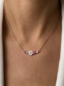 Les Petites Précieuses Pozłacany naszyjnik z elementem ozdobnym - dł. 40 cm rozmiar: onesize. Białe naszyjniki Les Petites Précieuses, z cyrkonią, pozłacane. Za 201,55 zł.