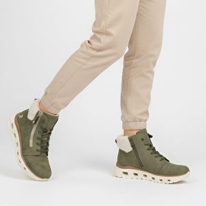 Botki damskie Rieker, trzewiki ocieplane futerkiem i na płaskiej podeszwie, zielone, M6014-54. Zielone botki Rieker, bez wzorów, z materiału, bez obcasa, na płaskiej podeszwie, bez zapięcia. Za 399,00 zł.