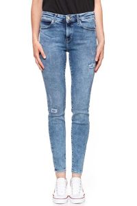 WRANGLER SKINNY WORN INDIGO W28KTX21P 112128339. Niebieskie rurki Wrangler, z jeansu. W wyprzedaży za 89,99 zł.