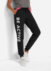 Spodnie sportowe bawełniane z nadrukiem, Loose Fit. Czarne spodnie dresowe bonprix, bez wzorów, z bawełny, na fitness i siłownię. Za 114,99 zł.