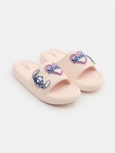 Klapki z aplikacjami 3D Stitch - beżowy. Brązowe klapki Sinsay, z aplikacjami, bez obcasa. Za 25,99 zł.