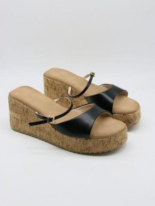 Bellucci Klapki w kolorze czarnym na koturnie rozmiar: 36. Czarne klapki Bellucci, bez wzorów, z otwartym noskiem, bez obcasa, na koturnie. Za 100,99 zł.