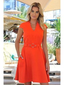 Bleu d'Azur Sukienka "Croisette" w kolorze pomarańczowym rozmiar: 42. Pomarańczowe sukienki Bleu d'Azur, w ażurowe wzory, z tkaniny, bez kołnierzyka, bez ramiączek, midi, rozkloszowane. Za 158,47 zł.