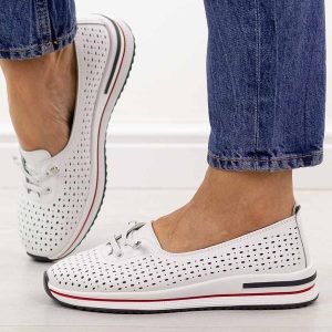 Białe ażurowe skórzane półbuty damskie S.Barski 7044. Białe półbuty S.BARSKI, na jesień, w ażurowe wzory, z jeansu, bez obcasa, na płaskiej podeszwie, bez zapięcia. Za 249,00 zł.