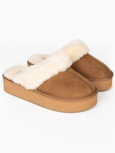 ISLAND BOOT Kapcie "Emesta" w kolorze jasnobrązowym rozmiar: 39. Brązowe kapcie Island Boot, bez wzorów. Za 140,53 zł.