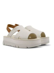 Camper Skórzane sandały w kolorze białym na obcasie rozmiar: 42. Białe sandały Camper, bez wzorów, z otwartym noskiem, bez obcasa, na koturnie, bez zapięcia. Za 252,94 zł.