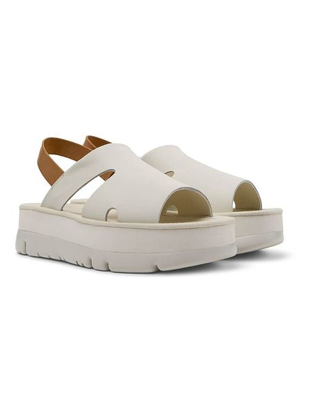 Camper Skórzane sandały w kolorze białym na obcasie rozmiar: 42. Białe sandały Camper, bez wzorów, z otwartym noskiem, bez obcasa, na koturnie, bez zapięcia. Za 261,67 zł.